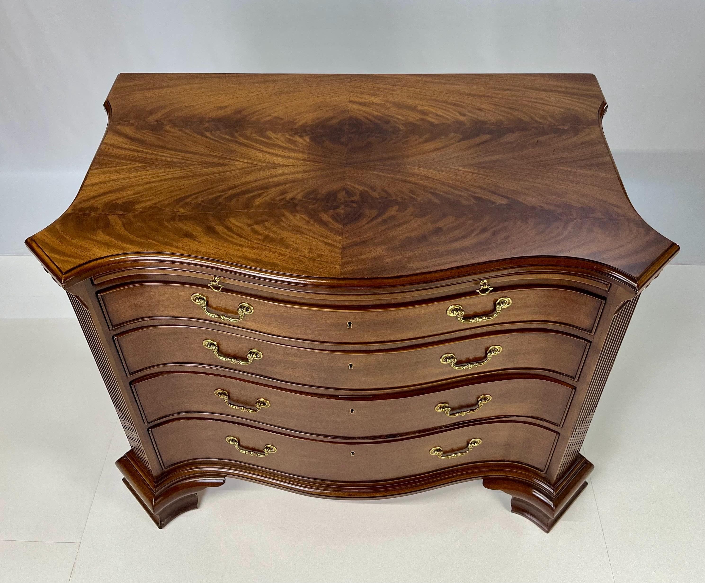EJ Victor Mahogany Serpentine Bachelor's Chest With Brushing Slide - Thumbnail 6