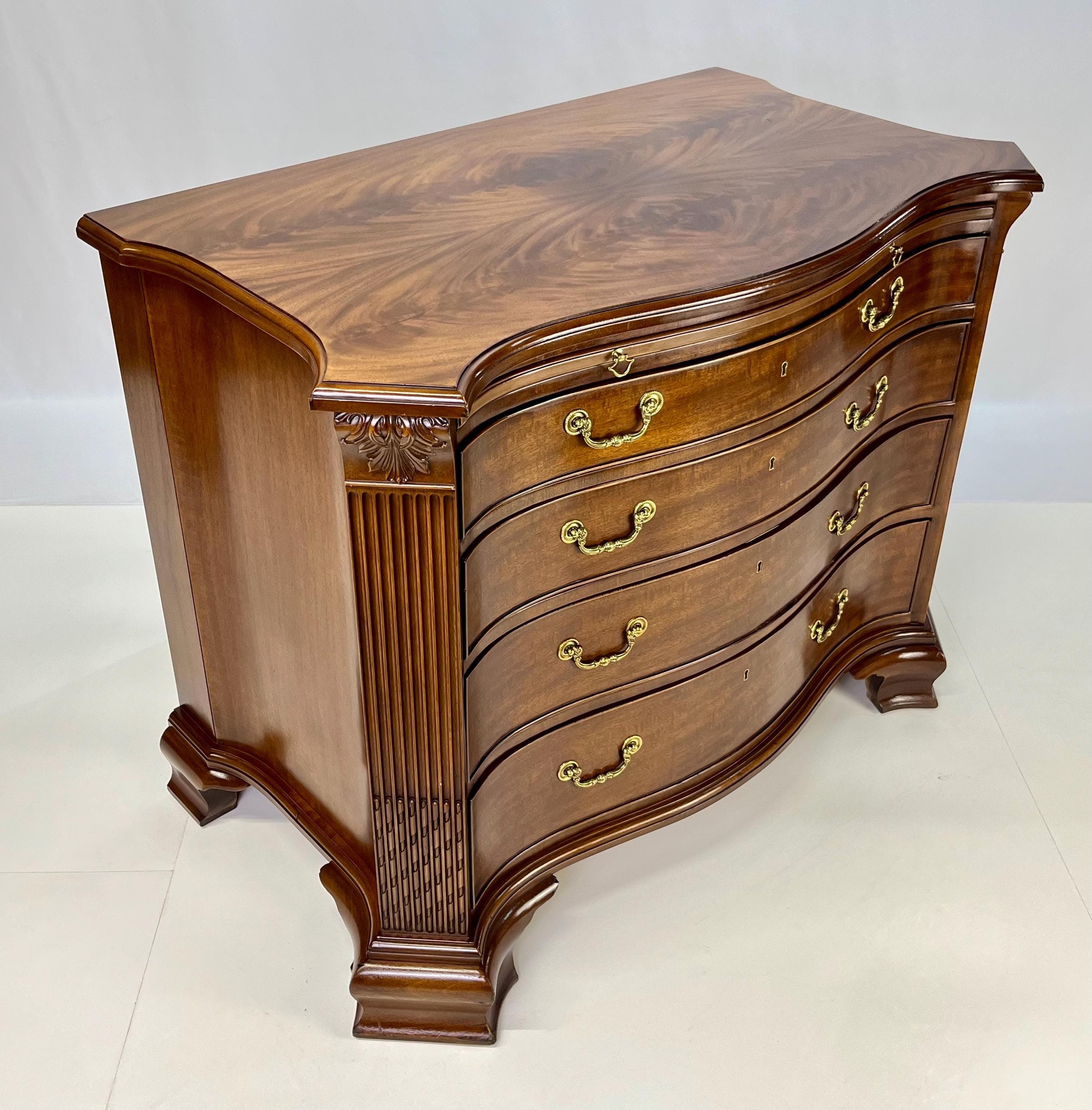 EJ Victor Mahogany Serpentine Bachelor's Chest With Brushing Slide - Thumbnail 4