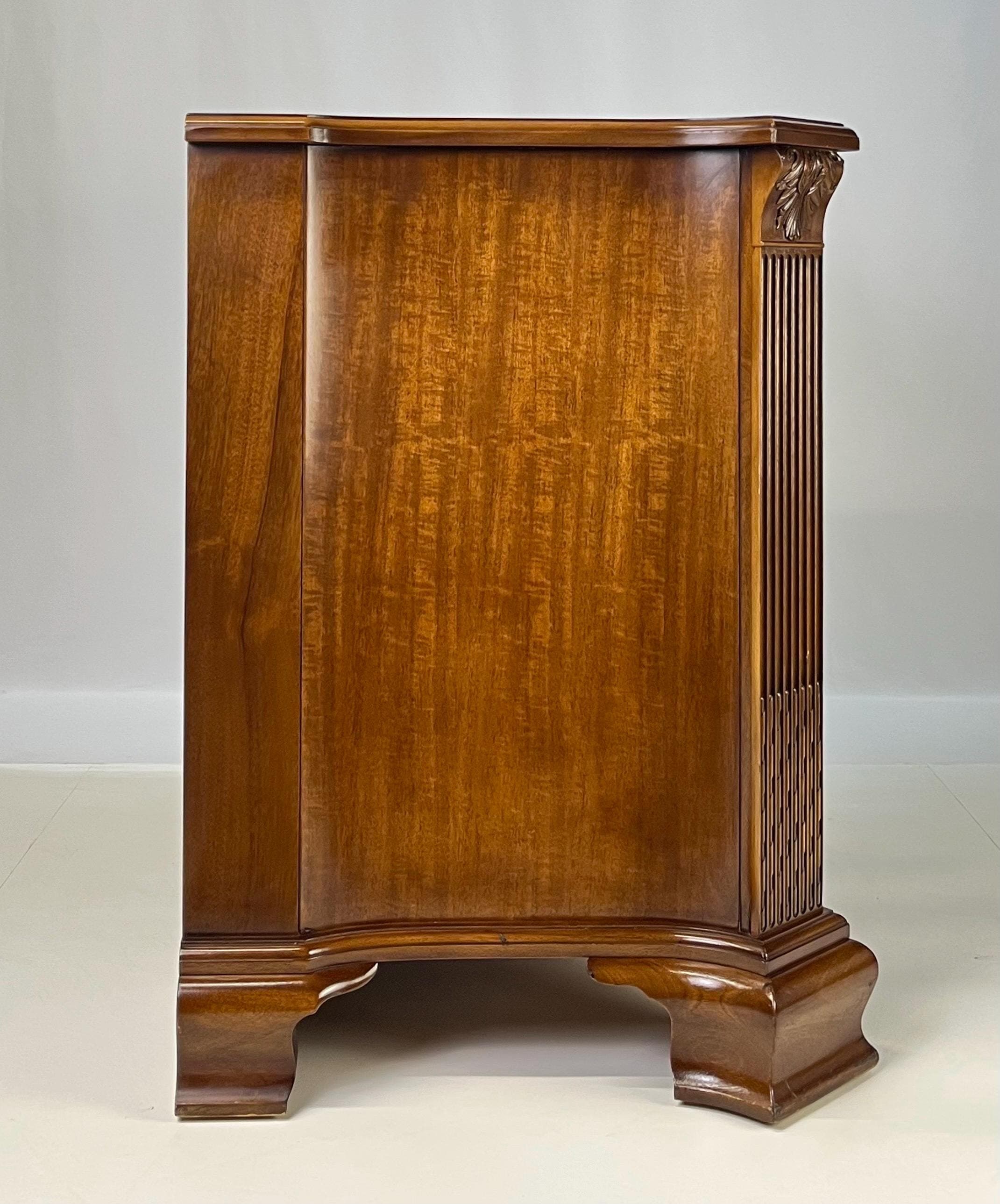 EJ Victor Mahogany Serpentine Bachelor's Chest With Brushing Slide - Thumbnail 5