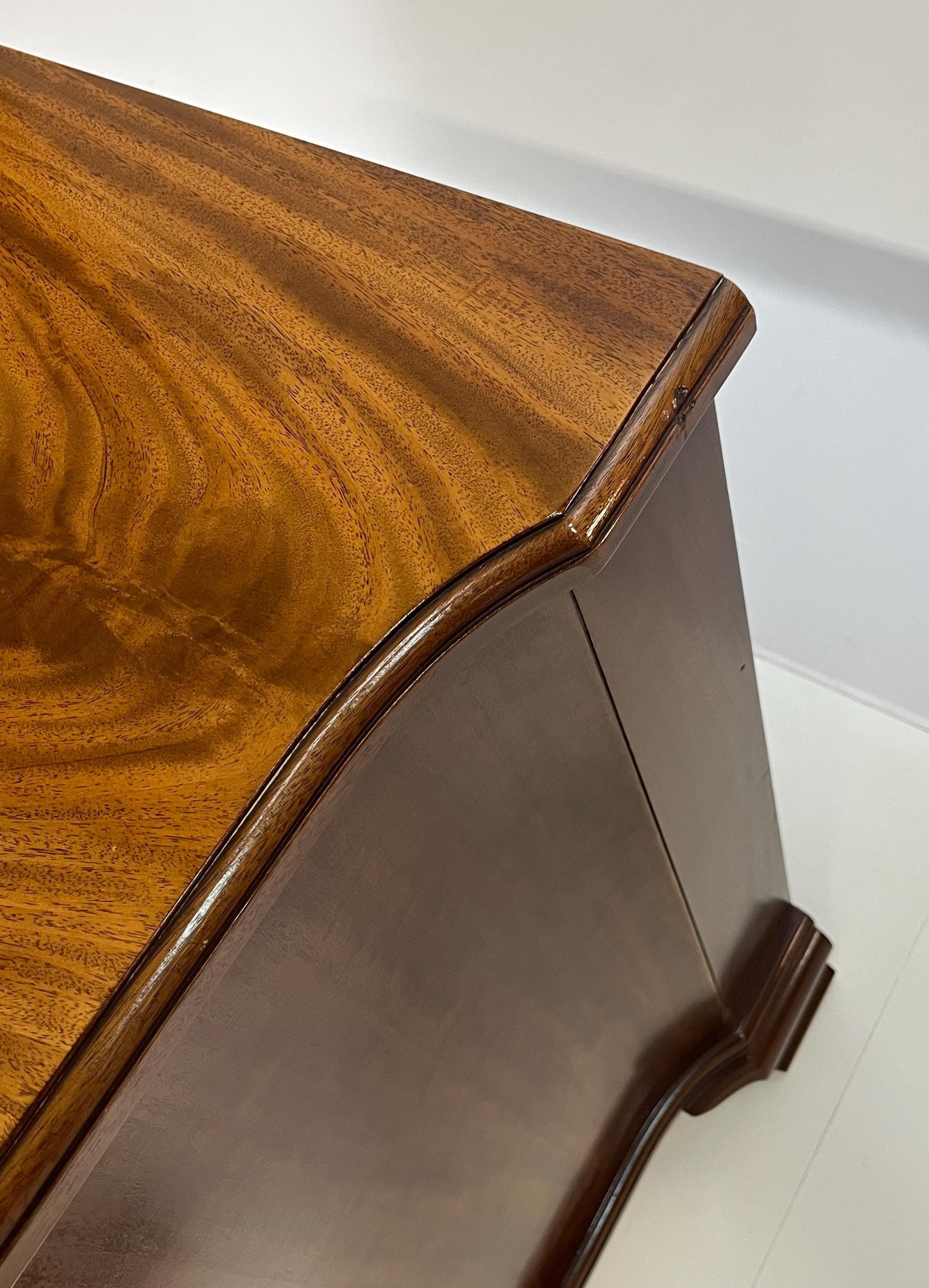 EJ Victor Mahogany Serpentine Bachelor's Chest With Brushing Slide - Thumbnail 12