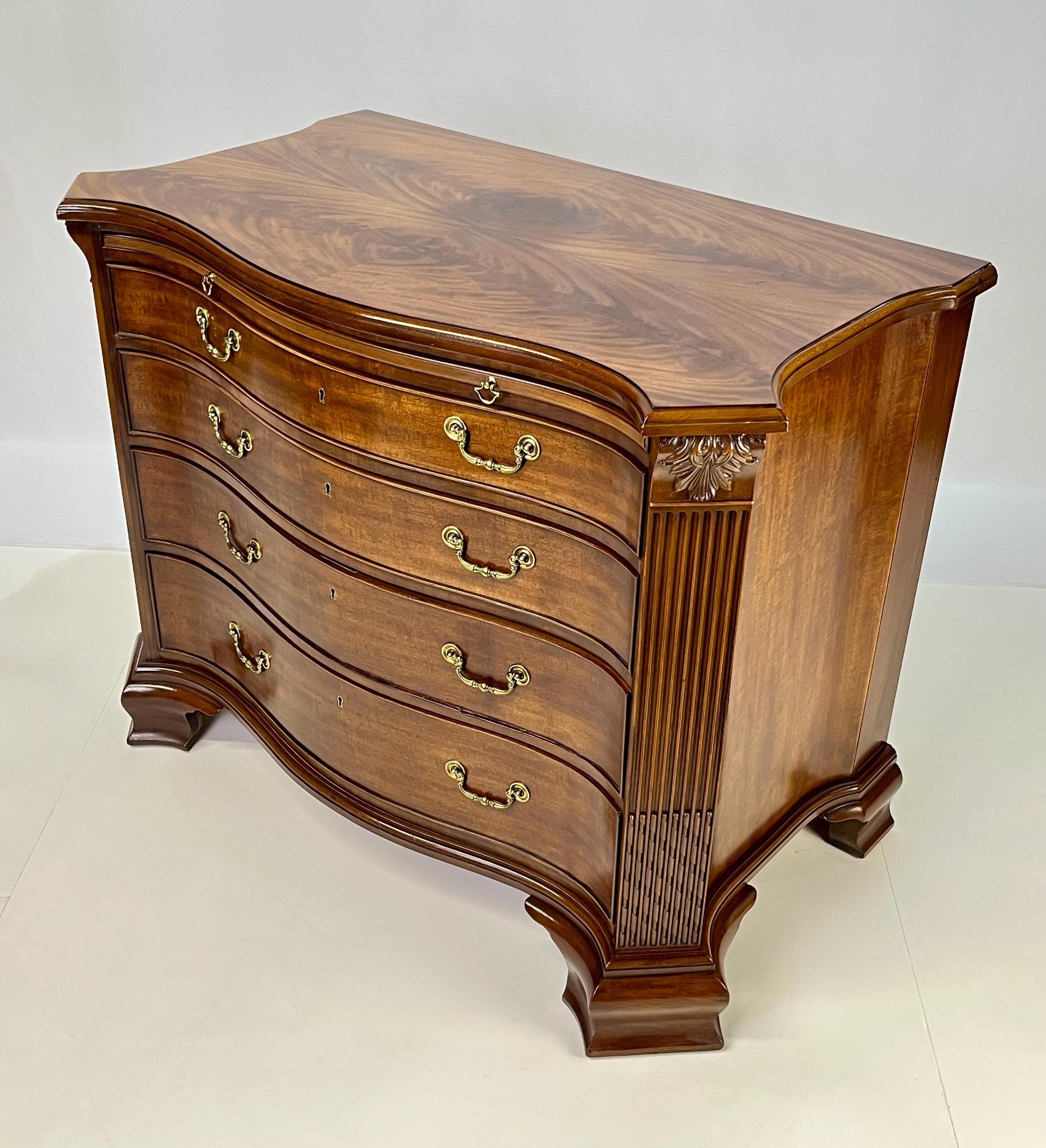 EJ Victor Mahogany Serpentine Bachelor's Chest With Brushing Slide - Thumbnail 8
