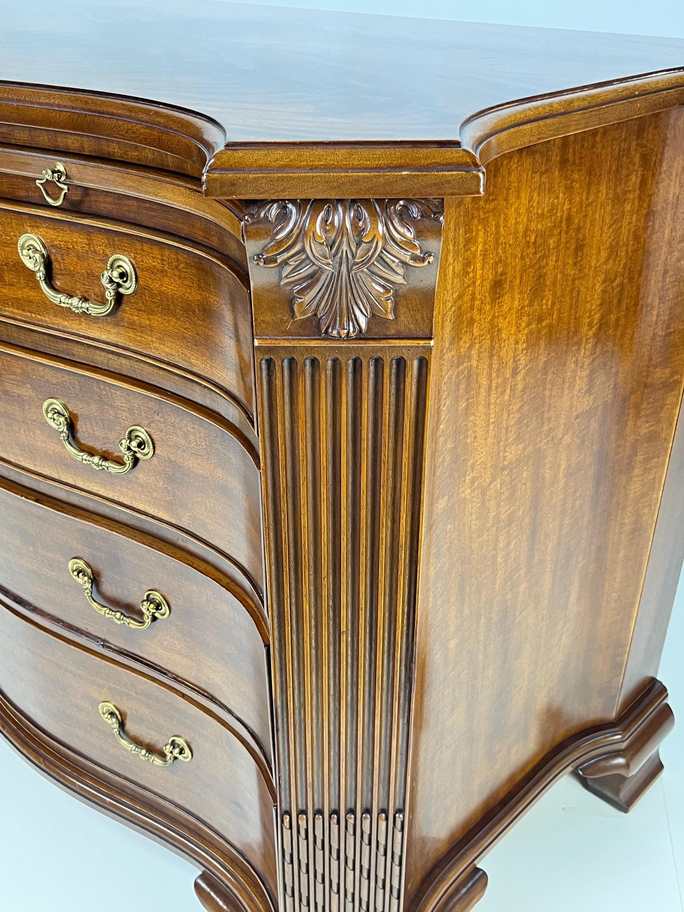 EJ Victor Mahogany Serpentine Bachelor's Chest With Brushing Slide - Thumbnail 17