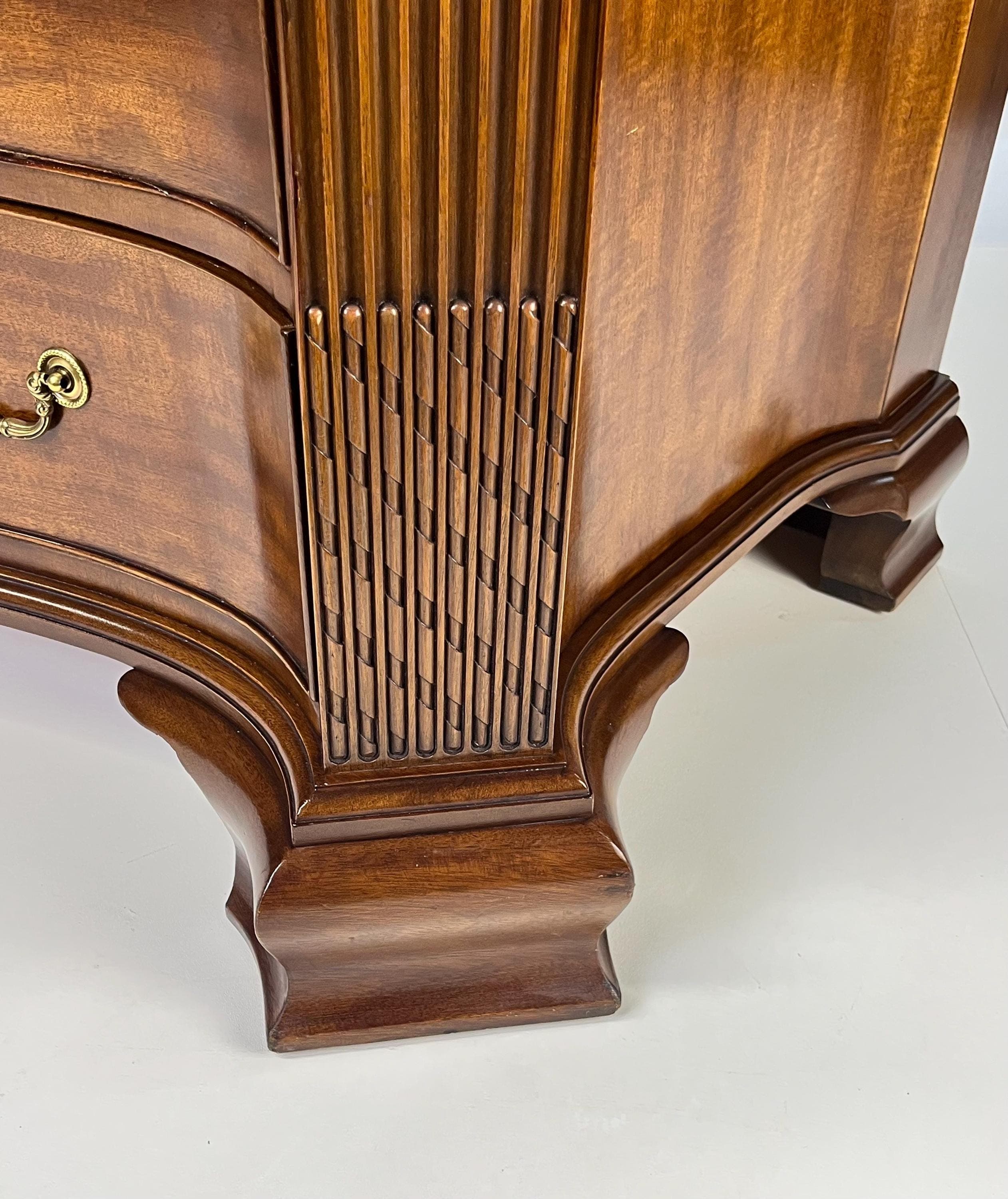 EJ Victor Mahogany Serpentine Bachelor's Chest With Brushing Slide - Thumbnail 15