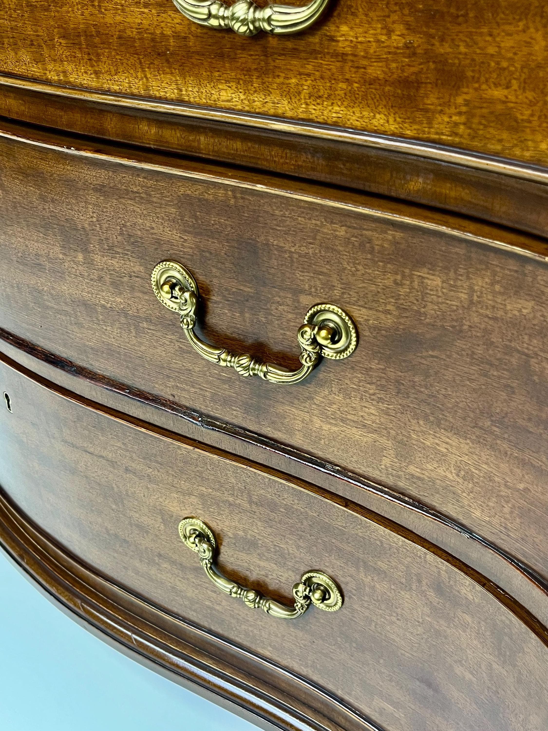 EJ Victor Mahogany Serpentine Bachelor's Chest With Brushing Slide - Thumbnail 16