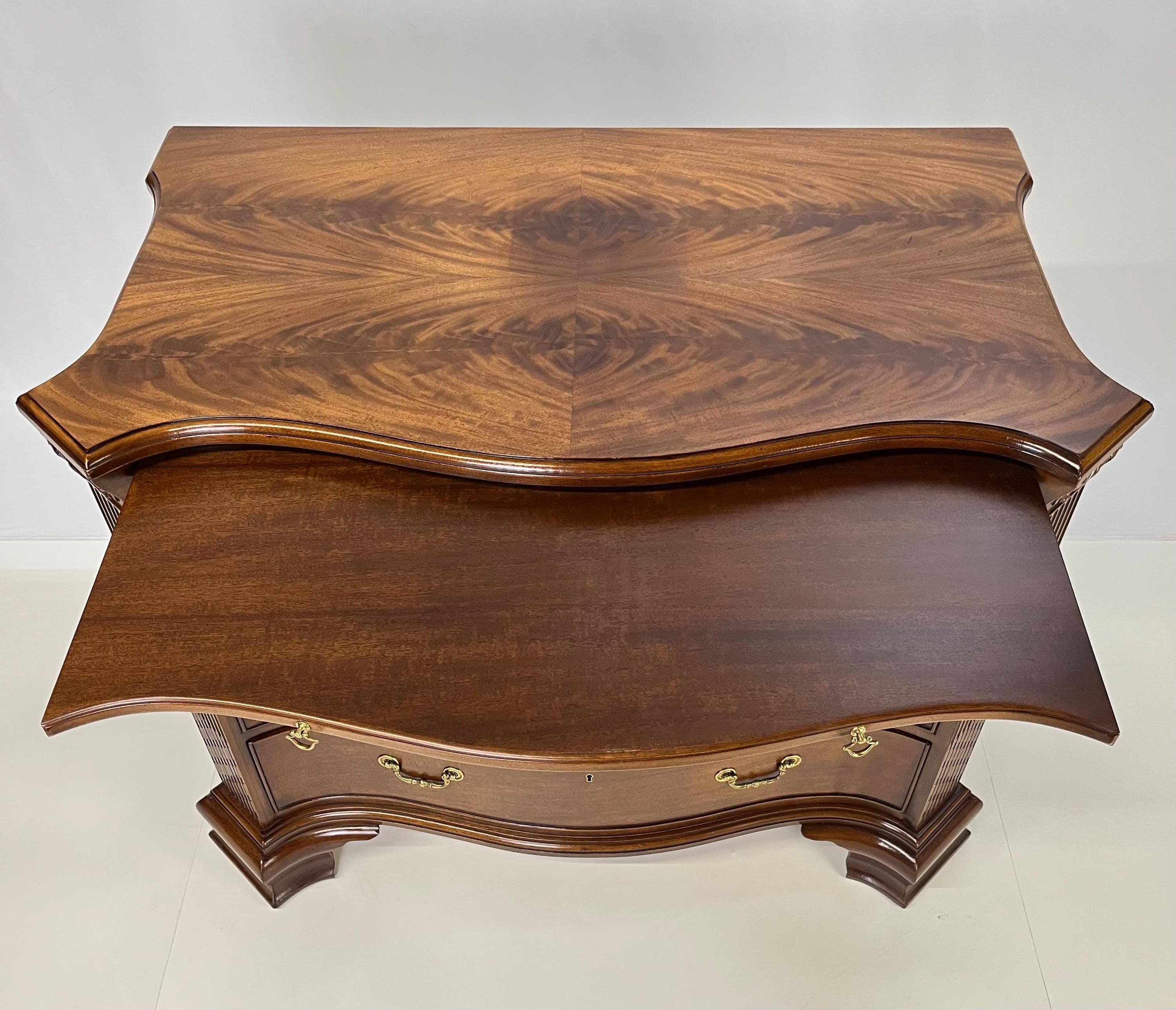 EJ Victor Mahogany Serpentine Bachelor's Chest With Brushing Slide - Thumbnail 7