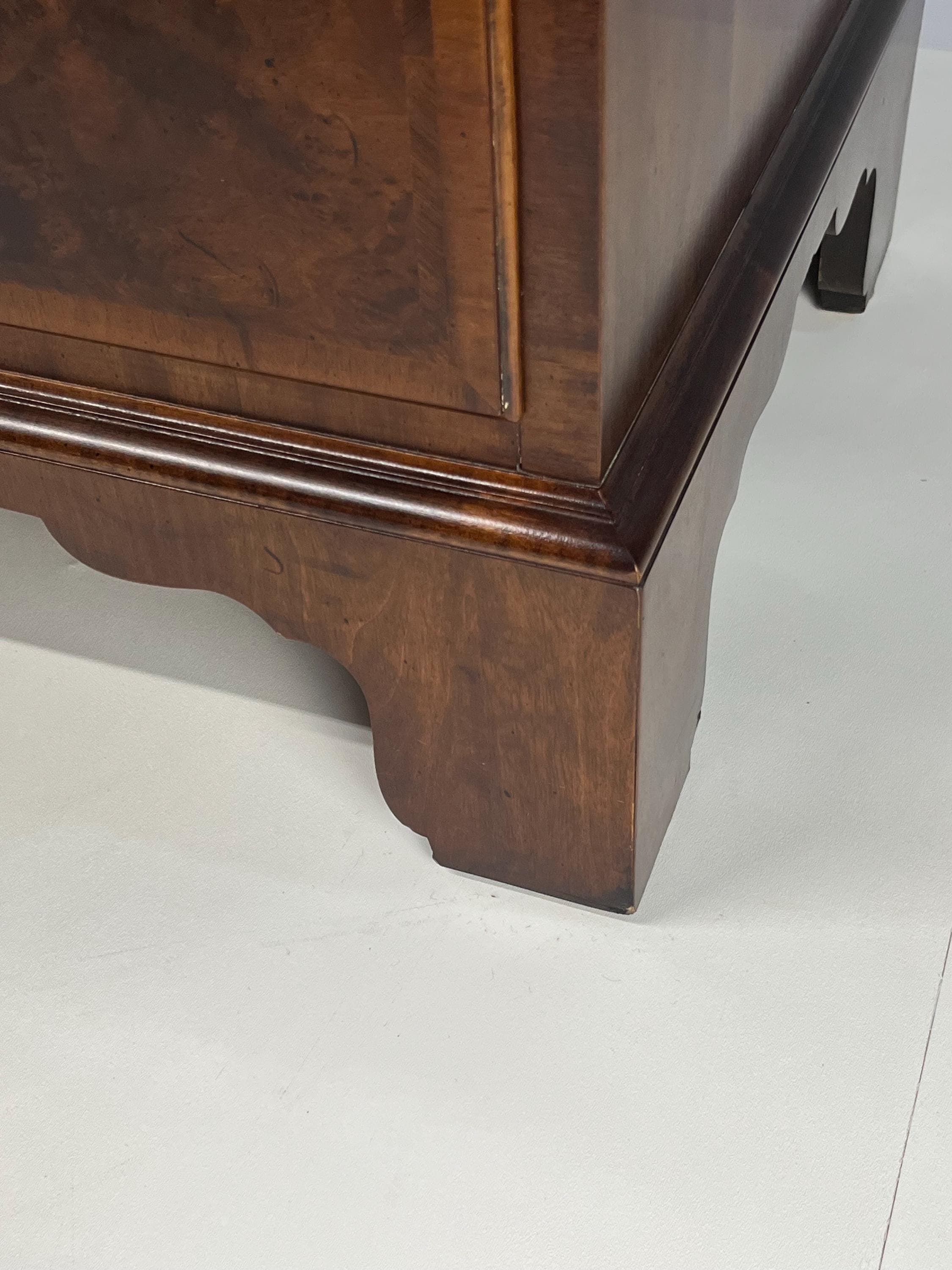 Henredon Aston Court Banded Mahogany and Burlwood Chest on Chest - Thumbnail 13