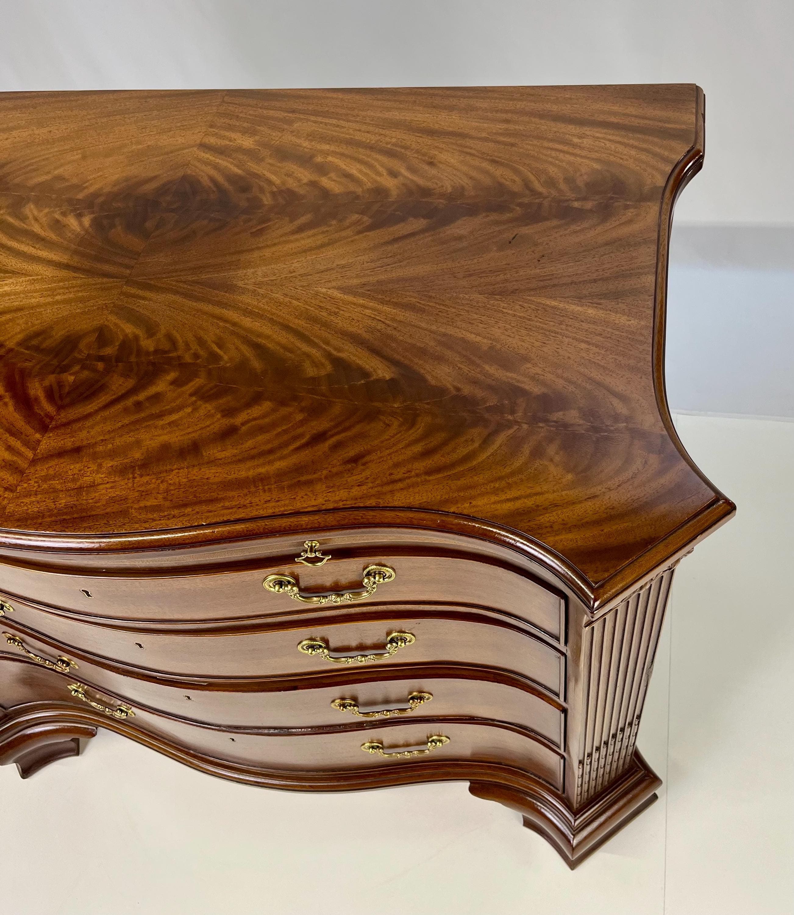 EJ Victor Mahogany Serpentine Bachelor's Chest With Brushing Slide - Thumbnail 14