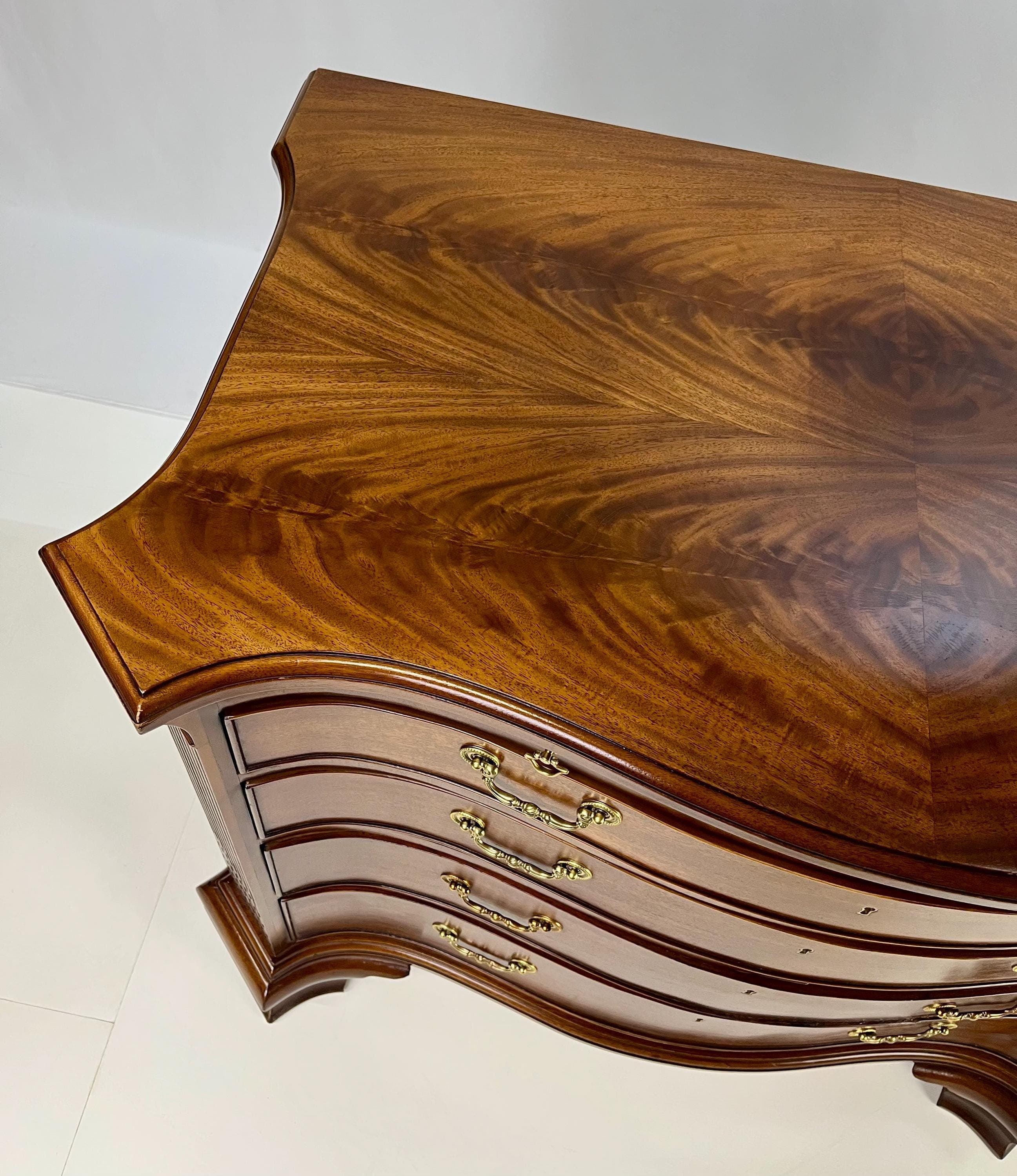 EJ Victor Mahogany Serpentine Bachelor's Chest With Brushing Slide - Thumbnail 13