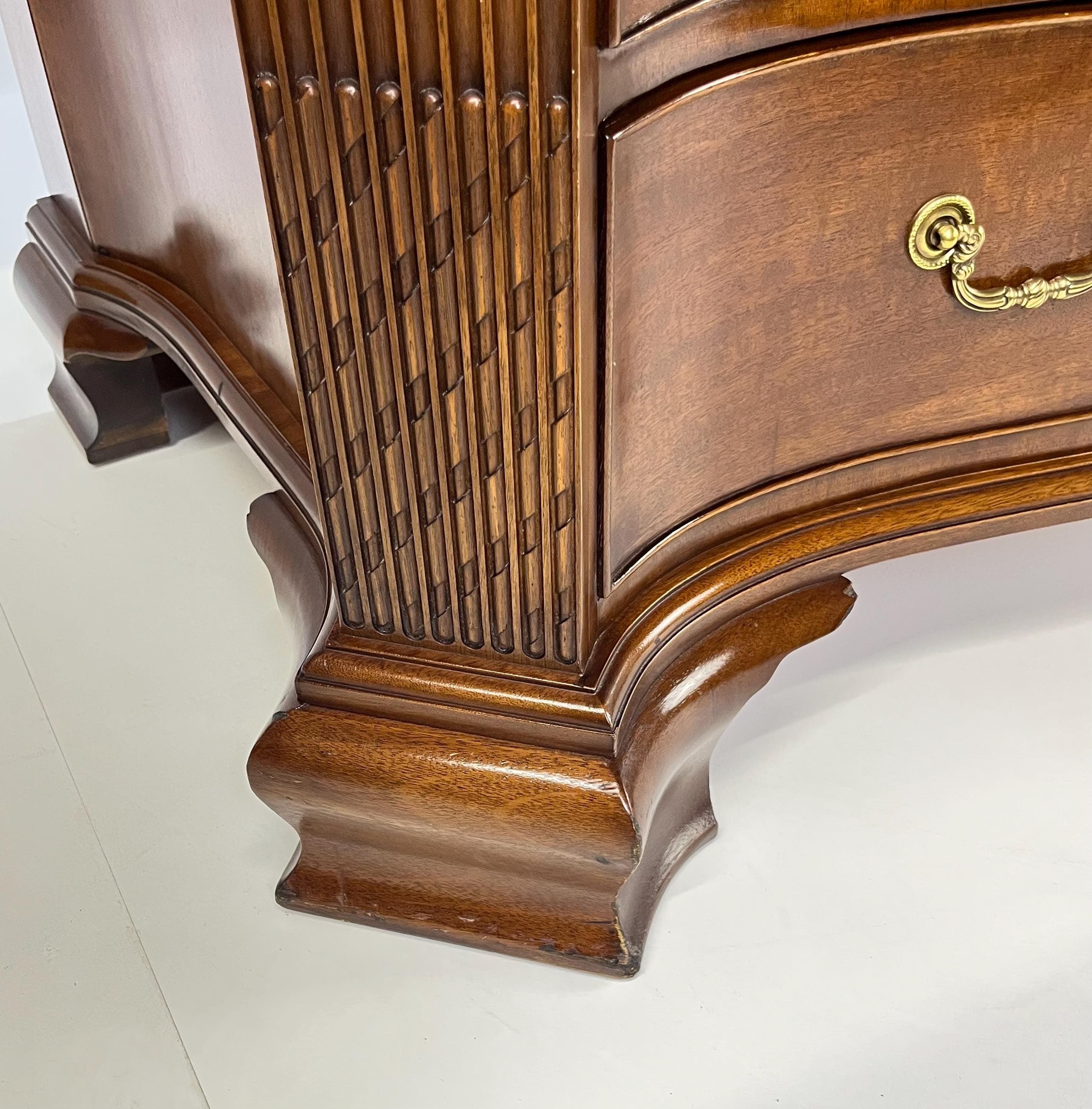 EJ Victor Mahogany Serpentine Bachelor's Chest With Brushing Slide - Thumbnail 18