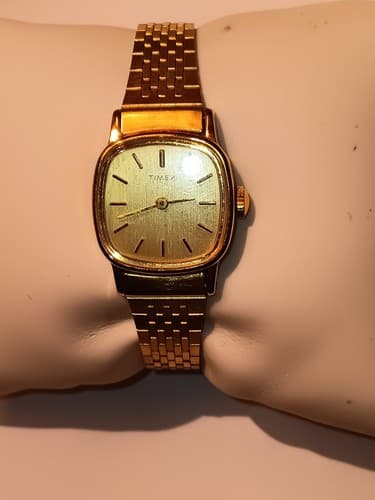 Vintage Ladies Timex Gold Toned Analog Mesh Braclet Working Watch
