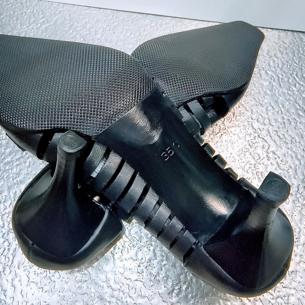 GUCCI Black Leather Laser Cut Square Toe Pumps, Size 35 - Thumbnail 4