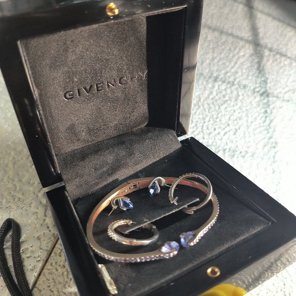 BUNDLE: Givenchy Bracelet, Matching Earrings, Parfume Tote, & Hoop Earrings - Thumbnail 12