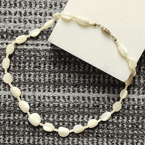 Vintage White Mother of Pearl Beaded Choker Necklace Barrel Clasp - Thumbnail 4