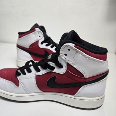 Air Jordan 1 Retro OG High Carmine Size 6.5 RARE - Thumbnail 2