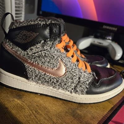 Nike Air Jordan 1 Retro High Fleece Basketball Shoes Size Youth 13c 332148-022 - Thumbnail 3