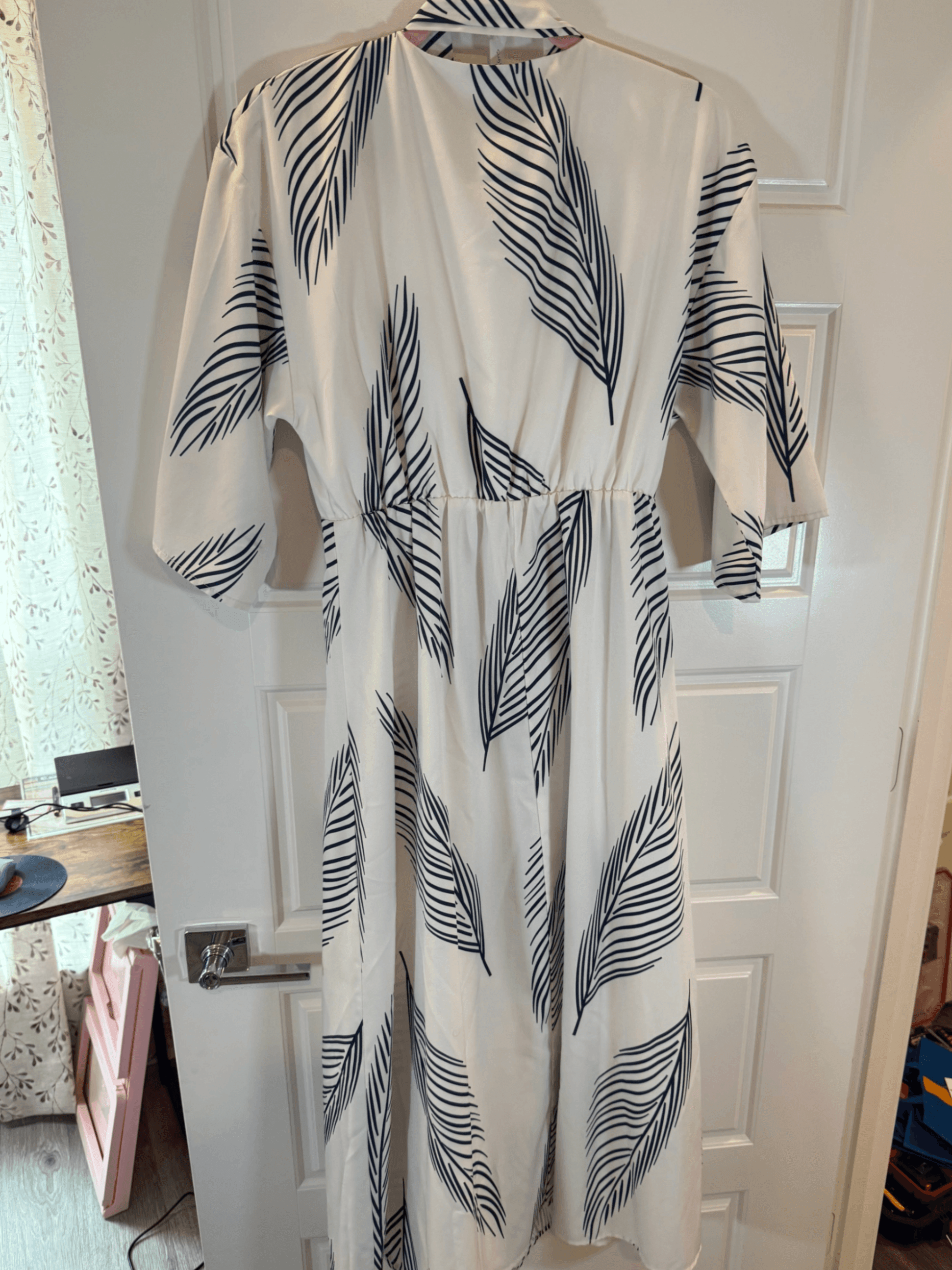 Leaf Print Dress with V-Neck and Long Sleeves Size M