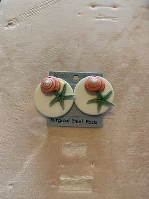 Vintage NOS 1970’s Lucite & Authentic Seashell And Starfish Pierced Earrings - Thumbnail 2