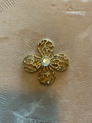 Goldtone Vintage Filigree Flower With Clear Stone In The Center Brooch NOS - Thumbnail 3