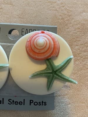 Vintage NOS 1970’s Lucite & Authentic Seashell And Starfish Pierced Earrings - Thumbnail 3
