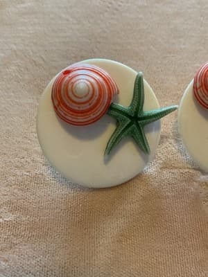 Vintage NOS 1970’s Lucite & Authentic Seashell And Starfish Pierced Earrings - Thumbnail 6