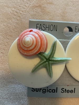 Vintage NOS 1970’s Lucite & Authentic Seashell And Starfish Pierced Earrings - Thumbnail 4