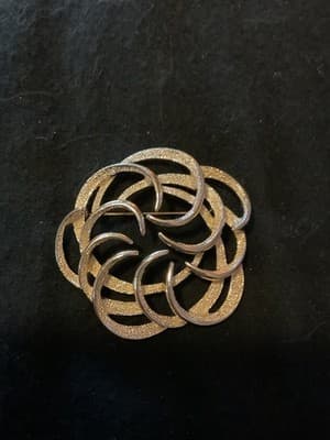 Vintage Sarah Coventry MCM Brooch Pin Signed Large Gold Tone Swirl - Thumbnail 3