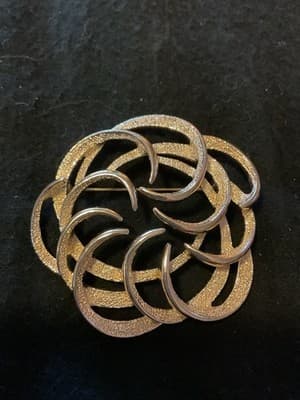 Vintage Sarah Coventry MCM Brooch Pin Signed Large Gold Tone Swirl - Thumbnail 2