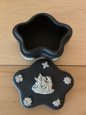 Vintage Wedgwood Black Jasper Ware Trinket Box Horse Wings Couple Scene Rare 3.5 - Thumbnail 3
