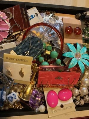3 Pounds Vintage New Old Stock Jewelry Wearable And/or Resale Or Crafts - Thumbnail 3