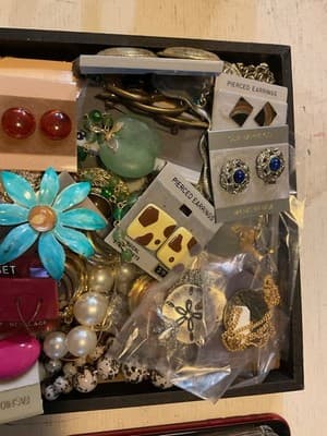 3 Pounds Vintage New Old Stock Jewelry Wearable And/or Resale Or Crafts - Thumbnail 4