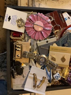 3 Pounds Vintage New Old Stock Jewelry Wearable And/or Resale Or Crafts - Thumbnail 2