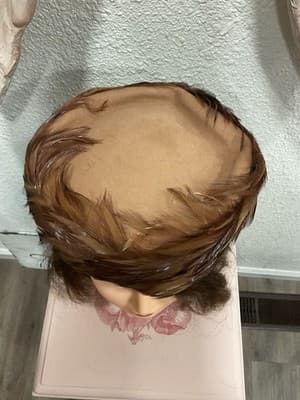 Vtg 1960’sChic Brown Pillbox Doeskin Felt, Tan & Brown Feathers Mr Charles Sz- M - Thumbnail 3