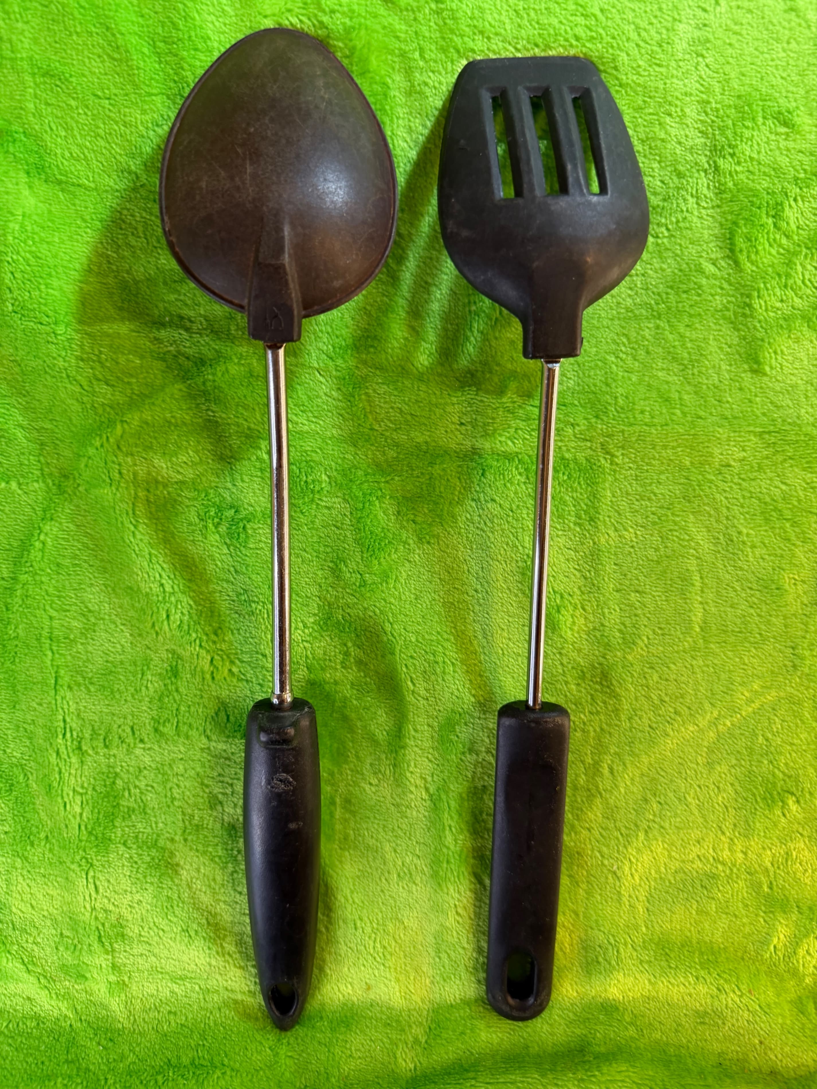 Black Kitchen Utensil Set with Spoon and Slotted Turner - Thumbnail 2