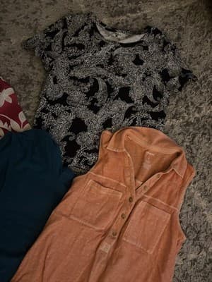 5 shirt Bundle - Thumbnail 3