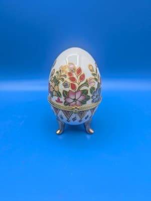 COLORFUL THREE LEGGED FLORAL MILK GLASS EGG WITH GOLD LEGS AND TRIM 3.75". G 11 - Thumbnail 2