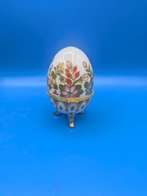 COLORFUL THREE LEGGED FLORAL MILK GLASS EGG WITH GOLD LEGS AND TRIM 3.75". G 11 - Thumbnail 4