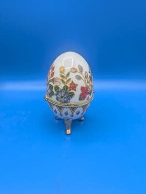 COLORFUL THREE LEGGED FLORAL MILK GLASS EGG WITH GOLD LEGS AND TRIM 3.75". G 11 - Thumbnail 5