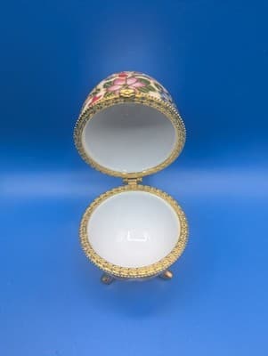 COLORFUL THREE LEGGED FLORAL MILK GLASS EGG WITH GOLD LEGS AND TRIM 3.75". G 11 - Thumbnail 6