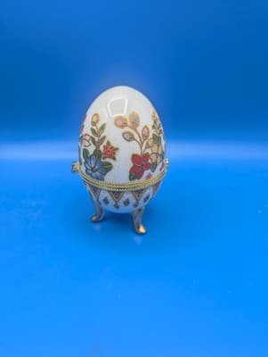 COLORFUL THREE LEGGED FLORAL MILK GLASS EGG WITH GOLD LEGS AND TRIM 3.75". G 11 - Thumbnail 3