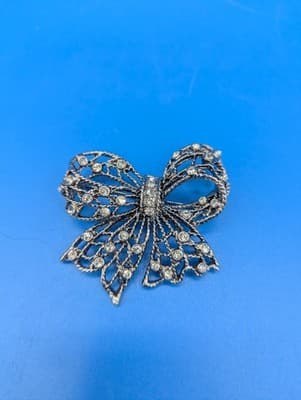 Beautiful Vintage Openwork Rhinestone Bow with Streamers Silvertone Brooch Pin