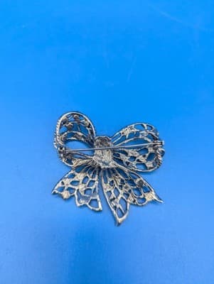 Beautiful Vintage Openwork Rhinestone Bow with Streamers Silvertone Brooch Pin - Thumbnail 2
