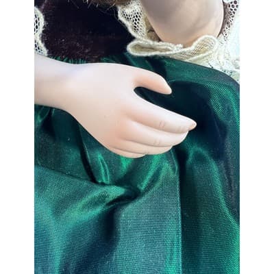 Emerald Memories by Linda Mason Victorian Fantasies Seated Porcelain Doll IOB - Thumbnail 16
