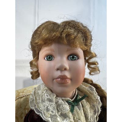 Emerald Memories by Linda Mason Victorian Fantasies Seated Porcelain Doll IOB - Thumbnail 11