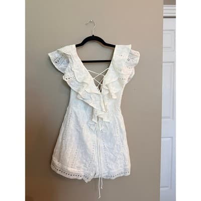 Choosy White Eyelet Lace Romper Ruffle V Neck Tie Front Women’s XS NWT - Thumbnail 2