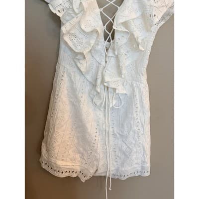 Choosy White Eyelet Lace Romper Ruffle V Neck Tie Front Women’s XS NWT - Thumbnail 5