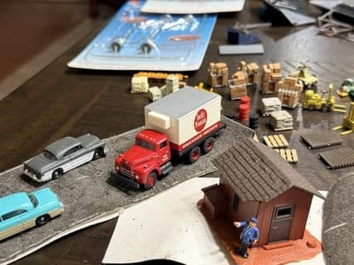 HUGE LOT Vintage HO Scale Train Preiser Figures Milkman Power Popsicle Old Dutch - Thumbnail 17