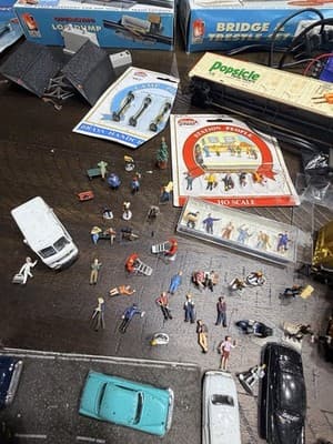 HUGE LOT Vintage HO Scale Train Preiser Figures Milkman Power Popsicle Old Dutch - Thumbnail 2