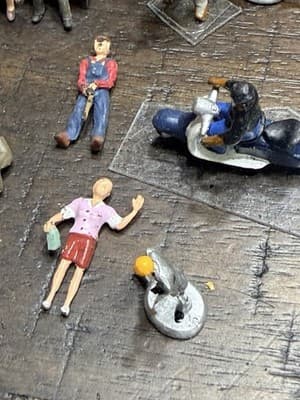 HUGE LOT Vintage HO Scale Train Preiser Figures Milkman Power Popsicle Old Dutch - Thumbnail 18