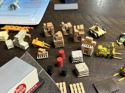 HUGE LOT Vintage HO Scale Train Preiser Figures Milkman Power Popsicle Old Dutch - Thumbnail 12