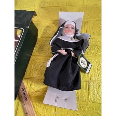 Beautiful Geppeddo Porcelain 8.5” Doll Nun Catholic Original Box & Stand God - Thumbnail 4